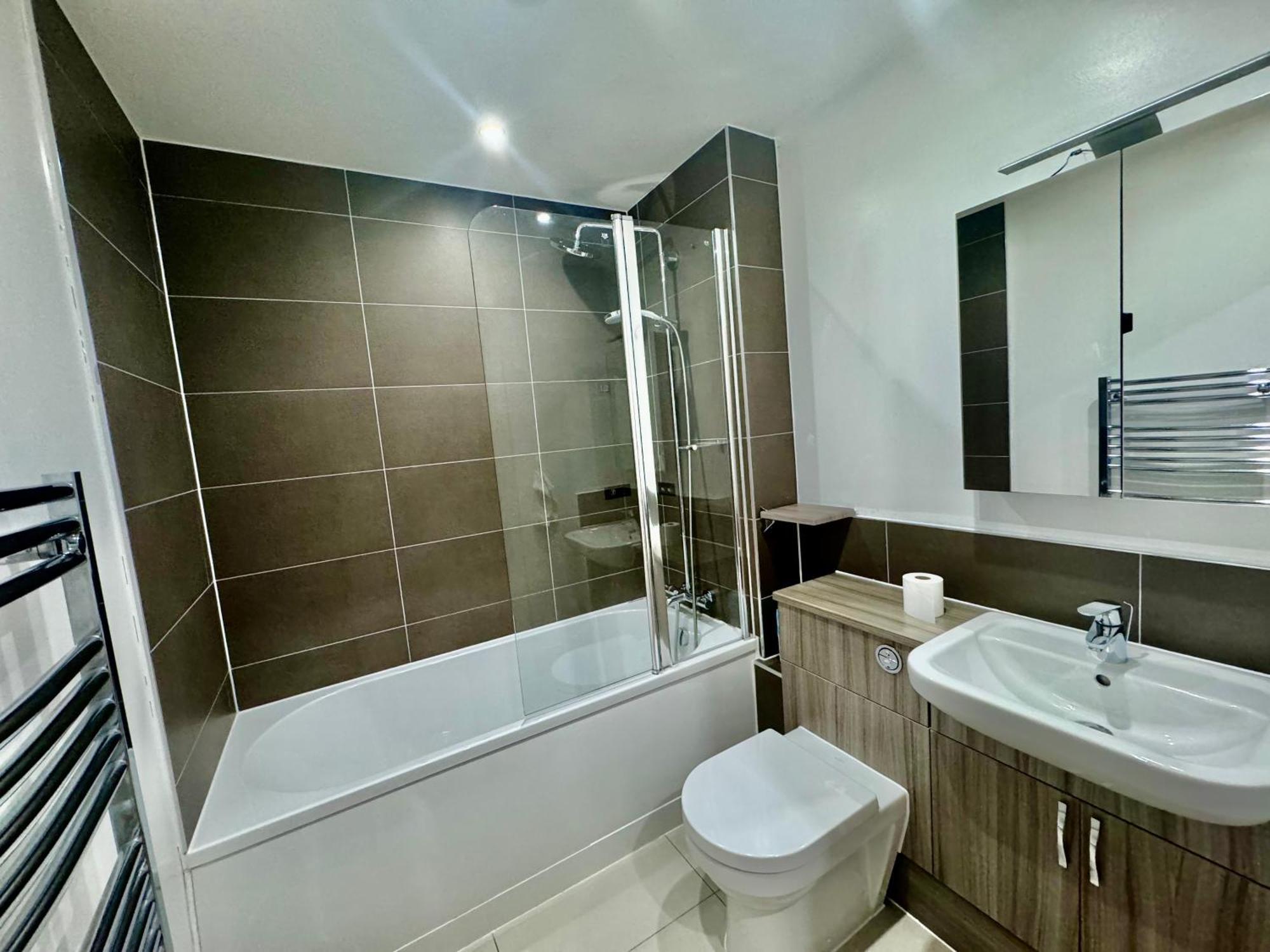 Luxury 2 Bed Entire Apartment-Near Tube & Shopping Centre Harrow Exteriör bild
