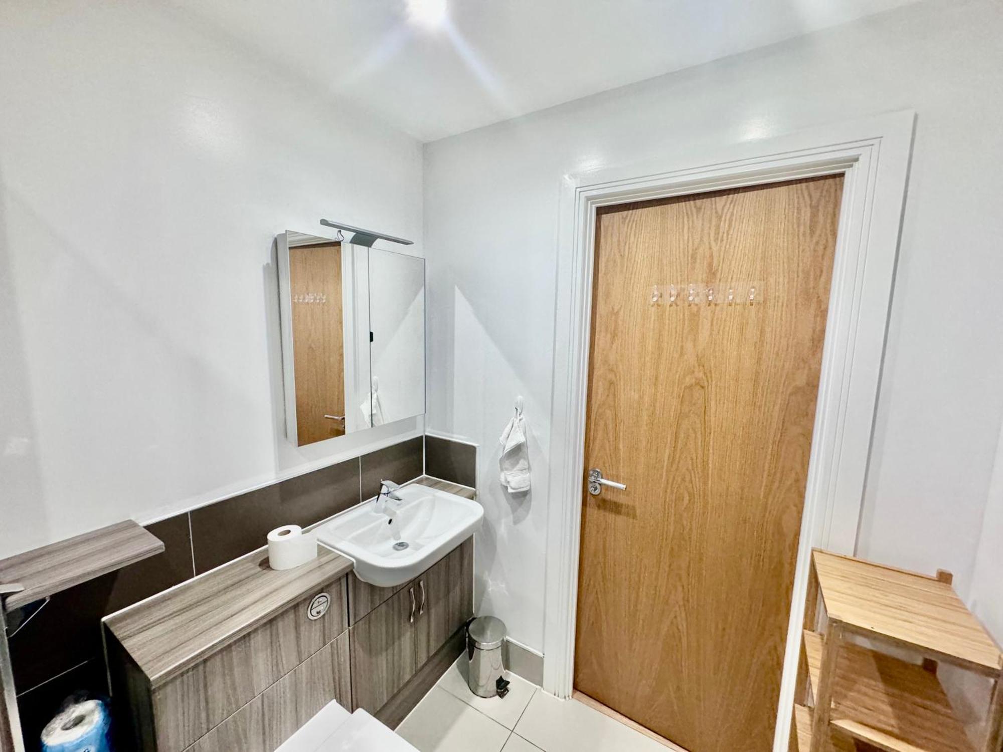 Luxury 2 Bed Entire Apartment-Near Tube & Shopping Centre Harrow Exteriör bild